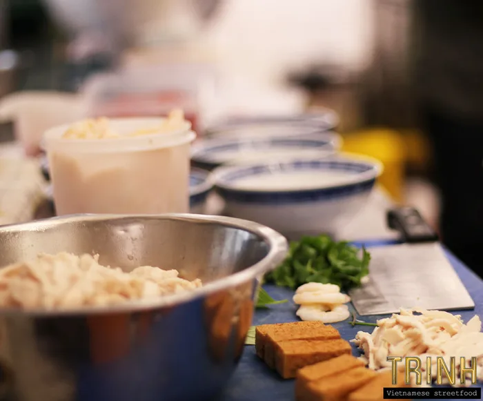 Afhaalbakjes met noedels en tofu op een werkbank in de keuken.